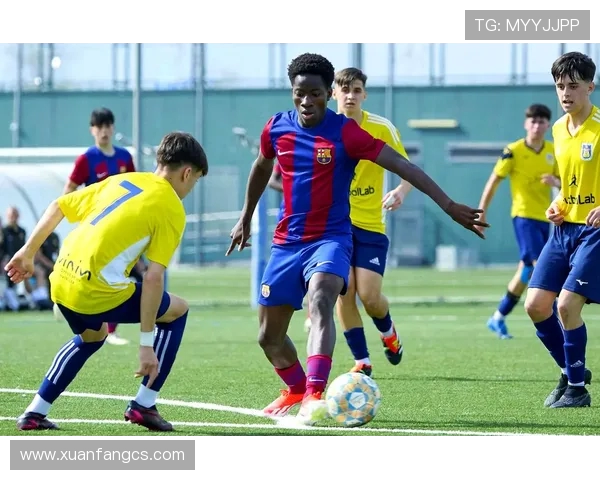 巴萨新星库巴西恋情曝光！携红发女友甜蜜度假机场秀恩爱(2)